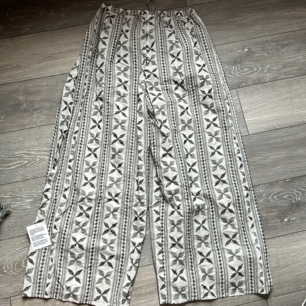 Topshop Embroidered Beach Set in Monochrome - Picture 11 of 15